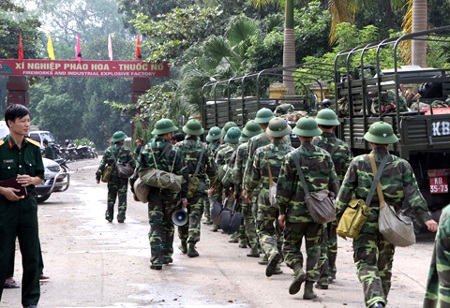 Lực lượng bộ đội được huy động đến hiện trường. Ảnh: Dương Giang - TTXVN