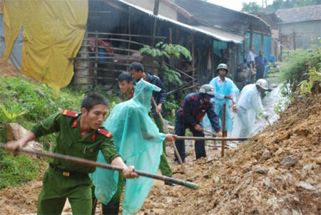 Vượt sông cắt cỏ, bị nước cuốn trôi - 2 Lực lượng chức năng dọn đoạn đường bị sạt lở (Ảnh: Hồng Long)