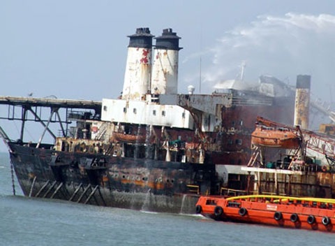 Cabin và bãi đáp trực thăng của tàu Wealthy Global gần như bị cháy rụi (Ảnh: Báo BR-VT)