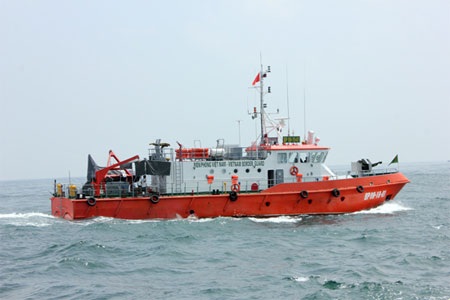 Tàu chở hàng đâm tàu cá, 7 ngư dân rơi xuống biển - 1 Tàu cứu hộ của Bộ đội Biên phòng đang tìm kiếm ngư dân Bình Định bị rơi xuống biển (Ảnh: Hồng Long)