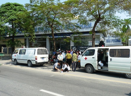Cả hai chiếc xe container đều bỏ trốn sau tai nạn