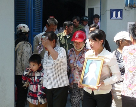 Cháu bé con đầu của chị Hạnh và người thân đau đớn trước cái chết của chị