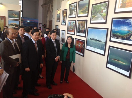 Nhiều tài liệu cổ khẳng định Hoàng Sa, Trường Sa là của Việt Nam - 1 Bộ Trưởng Bộ Thông tin và Truyền Thông Nguyễn Bắc Son thăm triển lãm