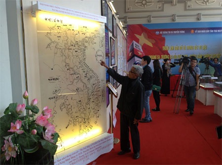 Nhiều tài liệu cổ khẳng định Hoàng Sa, Trường Sa là của Việt Nam - 2 Bộ Trưởng Bộ Thông tin và Truyền Thông Nguyễn Bắc Son thăm triển lãm