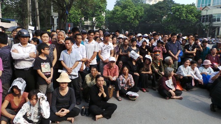 Hàng ngàn người vái vọng Đại tướng phía ngoài nhà tang lễ (Ảnh: Tiến Nguyên)