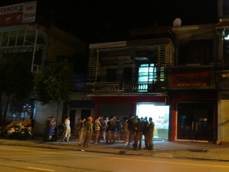 Lực lượng công an canh gác tại hiện trường suốt đêm (Ảnh: Thu Hằng)