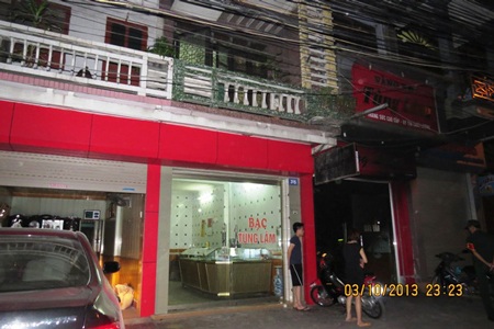 Hiện trường vụ tự thiêu bằng xăng tại tiệm vàng (Ảnh: Thu Hằng)