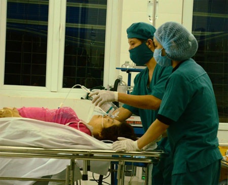 Xe chở 47 người đi lễ lao xuống vực sâu, 7 người tử nạn - 3 Các bác sĩ khẩn trương cấp cứu nạn nhân bị thương