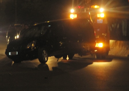 Chiếc xe gây tai nạn được cẩu đi khỏi hiện trường