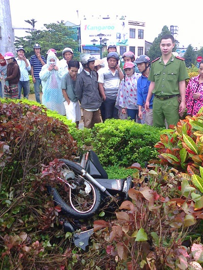 Xe máy nát bét ở bùng binh, người biến mất - 1 Hiện trường vụ xe máy bị nát bét giữa bùng binh
