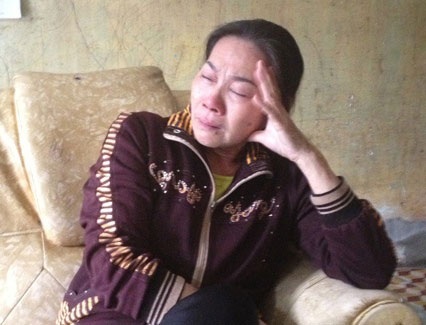 Tạm giam tài xế của Sở Ngoại vụ tông chết 2 người - 2 Bà Hòa cho biết gia đình đã phải cầm cố sổ đỏ vay tiền đền bù cho gia đình nạn nhân