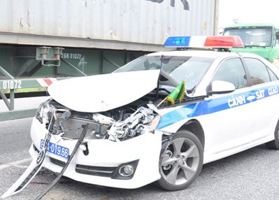 Xe cảnh sát giao thông dẫn đoàn gặp nạn - 2 Xe dẫn đoàn bị hư hỏng toàn bộ phần đầu