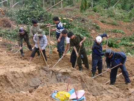 Núi lở chôn vùi 2 vợ chồng: Tìm thấy thi thể người vợ - 1 Lực lượng chức năng đang tích cực tìm kiếm thi thể người chồng