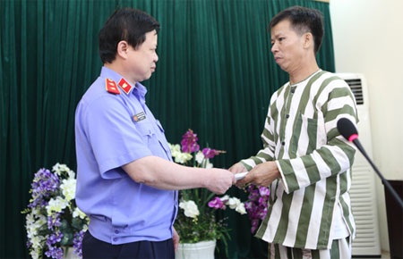 Cuộc “trường chinh” kêu oan - 1 Chánh văn phòng Viện Kiểm sát Nhân dân Tối cao trao Quyết định trả tự do cho Nguyễn Thanh Chấn