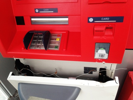 Lợi dụng bão, cạy phá cây ATM lấy tiền - 1 Lớp thép bảo vệ của cây ATM bị cậy tung.