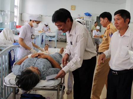 Khởi tố vụ đâm xe liên hoàn khiến hàng chục người gặp nạn - 2 Lãnh đạo tỉnh Ninh Thuận thăm các nạn nhân đang cấp cứu tại Bệnh viện. Ảnh: Công Thử/TTXVN