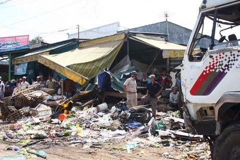 Hiện trường đổ nát của vụ tai nạn (Ảnh: VietNamnet)