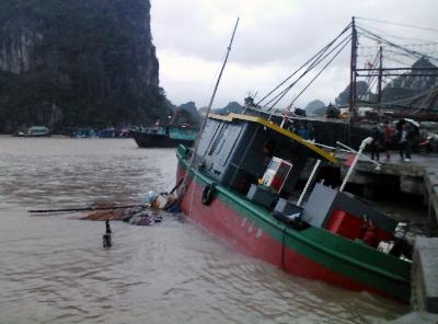 18 người chết và mất tích do bão số 14 - 1 Một chiếc tàu cá ở Vân Đồn nguy cơ bị đắm. Ảnh: TTXVN