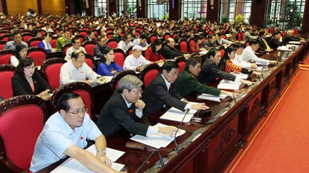 Quốc hội thông qua Hiến pháp sửa đổi - 2 Đại biểu Quốc hội nhấn nút biểu quyết thông qua bản Hiến pháp mới (Ảnh: VPQH)