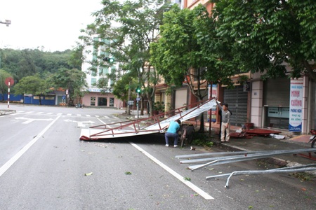 Hà Nội, Hải Phòng bình yên sau bão Haiyan - 1 Sáng nay người dân Hải Phòng đã khẩn trương khắc phục những sự cố sau bão (Ảnh: Thu Hằng)