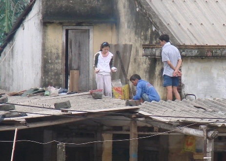 Bữa cơm chống đói trên mái nhà ngày lũ