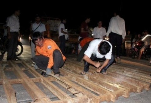 Cầu thủng lớn, hàng trăm xe mắc kẹt trên quốc lộ - 3 Các công nhân khắc phục sự cố