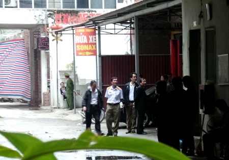 Cơ quan chức năng phong tỏa hiện trường, xử lý vụ việc (Ảnh: Tố Linh)