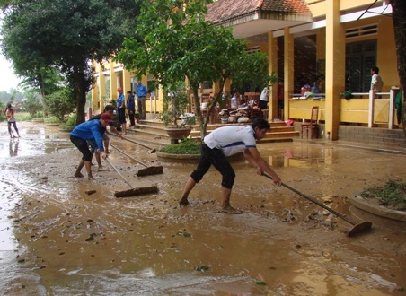 Cào lớp bùn và dọn phòng học ở trường Tiểu họ Bồ Đề (Mộ Đức).