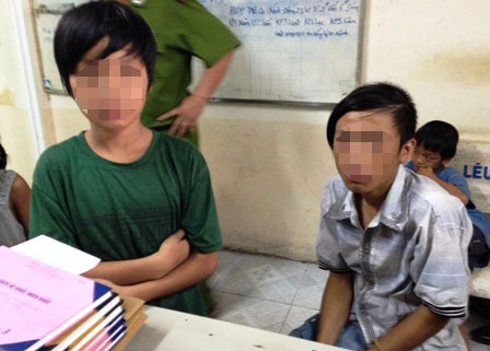 Hòa (phải) và Cường dùng ống nhựa và thuốc lá đang cháy để hành hạ cháu Đức