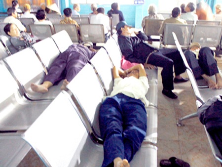 Tranh thủ ngủ chờ đến sáng để khám bệnh.