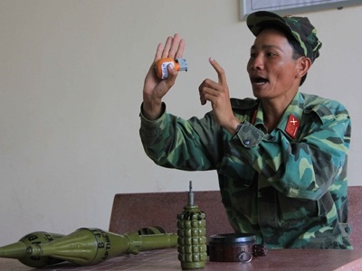 Lính đặc biệt - 1 Đại úy Niên chưa bao giờ hài lòng với những học cụ huấn luyện của mình. Ảnh: Việt Hương.