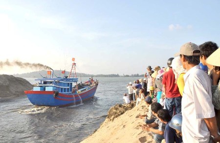 Tàu thuyền ra khơi trở lại sau khi cửa biển được thông luồng