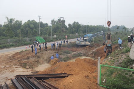 150 người sẽ trắng đêm “vá” đường ống nước sạch Sông Đà - 5 Điểm vỡ đường ống nước