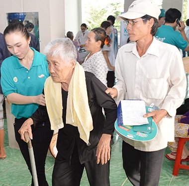 Nhiều người nghèo được khám chữa bệnh miễn phí - 2 Cụ thể, trong tháng 11 này, nhà mạng này đã mời các bác sỹ thuộc Bệnh viện đa