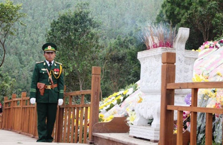 Những người canh giấc ngủ Đại tướng ở Vũng Chùa - 5 Các chiến sỹ nghiêm trang canh giấc ngủ Đại tướng.
