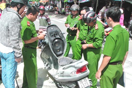 Xe tay ga bốc cháy giữa chợ - 1 Ngọn lửa bốc ra từ cốp xe