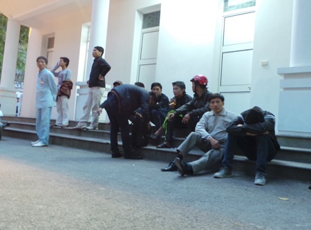 Nhiều người thân của các nạn nhân đang vật vã chờ trước nhà xác Bệnh viện 108.