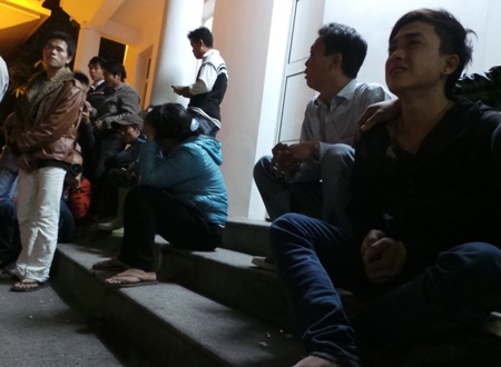 Nhiều người thân của các nạn nhân đang vật vã khóc lóc chờ trước nhà xác Bệnh viện 108.