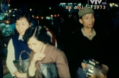 Hình ảnh cố NSƯT Văn Hiệp thời trai trẻ (bìa phải) trong phiên chợ Đồng Xuân năm 1973.