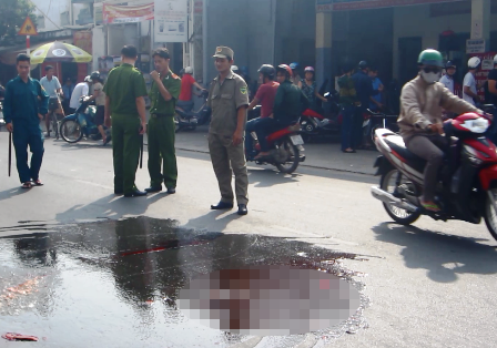 Hiện trường vụ tai nạn giao thông sau khi nhóm người mang xác đi