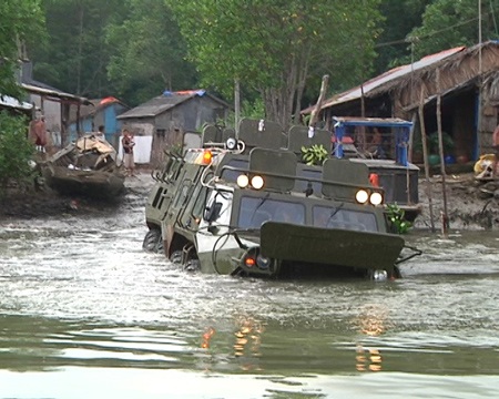 Huấn luyện công an 32 tỉnh, thành sử dụng xe bọc thép lội nước