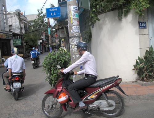 Người dân khổ vì đường có tên... lạ - 1 Với những tên đường vừa kí hiệu chữ và số khiến cuộc sống của người dân “dở khóc, dở cười”.