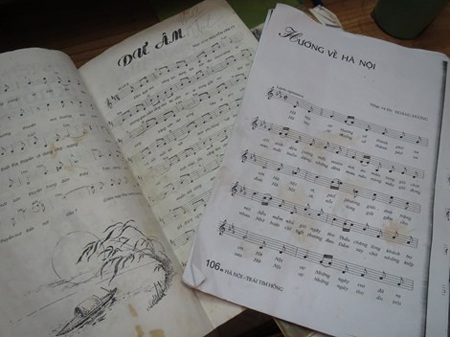 Cụ bà 84 tuổi hăng say chơi nhạc “ta” bằng đàn “Tây” - 2 Các quyển sách nhạc do chính cụ Rỏi tự tìm mua.