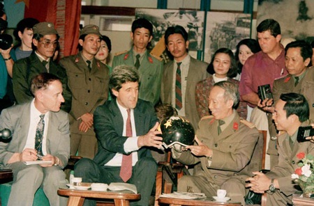 Thượng nghị sĩ John Kerry: “Sẽ tham gia vào Hội những người yêu Hà Nội” - 1 Thượng nghị sĩ John Kerry: “Sẽ tham gia vào Hội những người yêu Hà Nội”