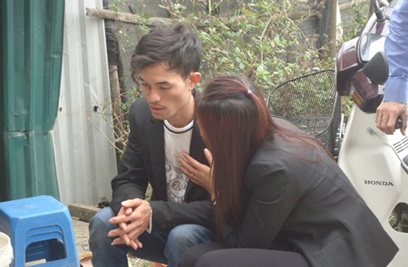 Cha cháu bé đau đớn khi nhận tin tìm thấy thi thể nghi là con mình (Ảnh: Nguyễn Dương)