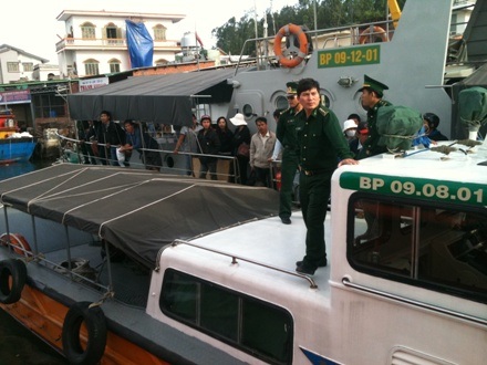 Tàu cao tốc ngừng chạy do biển động, dân ùa lên tàu công vụ - 3 Hàng chục người dân vì muốn ra đảo đã liều mình nhảy lên tàu công vụ