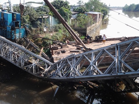 Vụ trục vớt xe tải: “Giải cứu” thành công rô bốt ép cọc - 3 Tiếp tục trục vớt cầu sắt