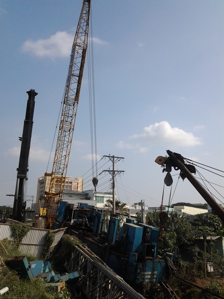Vụ trục vớt xe tải: “Giải cứu” thành công rô bốt ép cọc - 4 3 cần cẩu cùng hợp sức