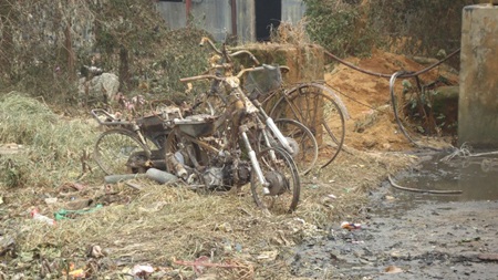 Toàn bộ khu lán trại công nhân giờ chỉ còn là đống đổ nát