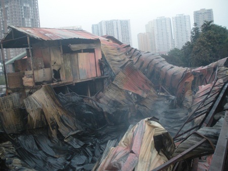 Toàn bộ khu lán trại công nhân giờ chỉ còn là đống đổ nát